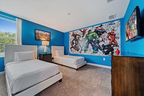 9 bedrooms, desk, iron/ironing board, travel cot - Outdoor Theater, Game Room, Pool + Spa, FREE Waterpark, Sleeps 20! (Kissimmee)