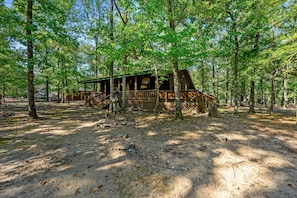 Exterior - Charming 2-bedroom cabin in quiet area offering a Piece of Peace! (Broken Bow)