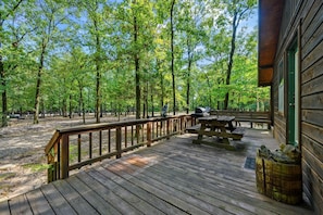 Outdoor dining - Charming 2-bedroom cabin in quiet area offering a Piece of Peace! (Broken Bow)