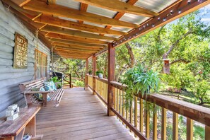 Terrace/patio - Creekside Vista Escape - Cabin I /Creek, Stars (Wimberley)