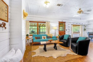 TV - Creekside Vista Escape - Cabin I /Creek, Stars (Wimberley)