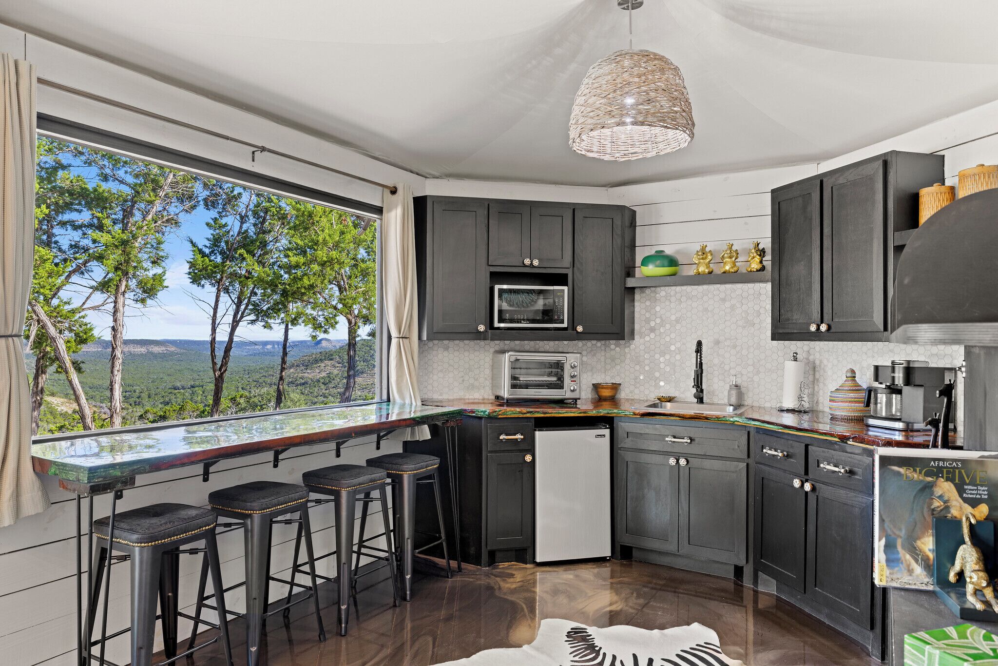 Kylskåp, mikrovågsugn, spishäll och kaffe- och tebryggare