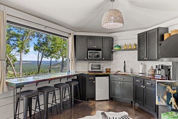 Réfrigérateur, micro-ondes, plaque de cuisson, cafetière/bouilloire