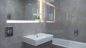 Haartrockner, Handtücher, Toilettenpapier