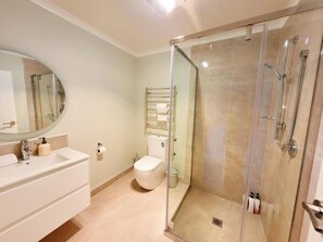 Superior Apartment, Garden View | Bathroom | Shower, hair dryer, towels, toilet paper - April One Bedroom Apartment (Lake Tekapo)