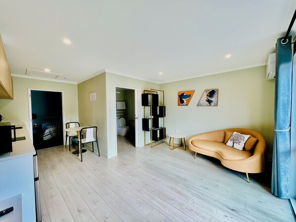 Departamento superior, vista al jardín | Área de sala de estar