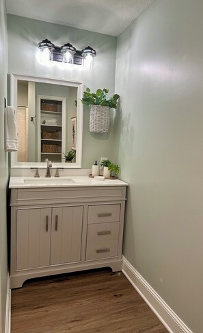 Hair dryer, towels, soap, shampoo - Cozy Cottage close to downtown Smithville (Smithville)