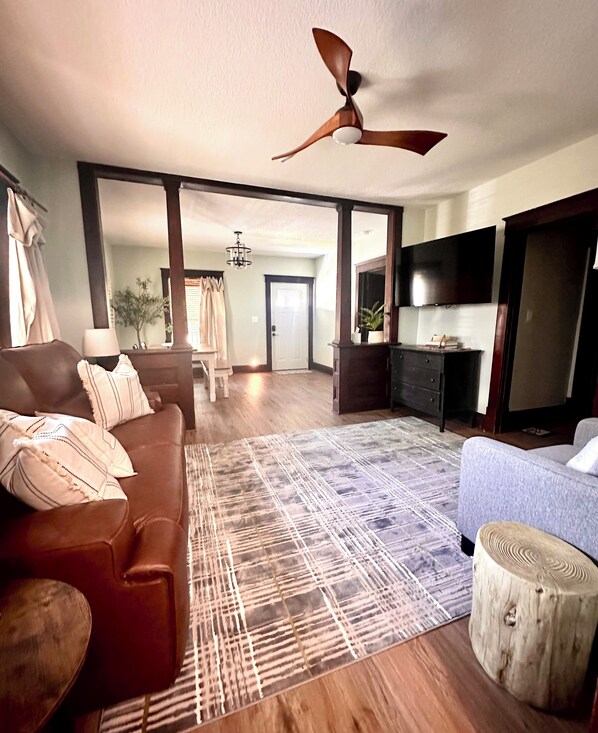 TV - Cozy Cottage close to downtown Smithville (Smithville)