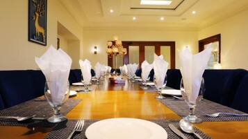 Breakfast, lunch, dinner served; local and international cuisine