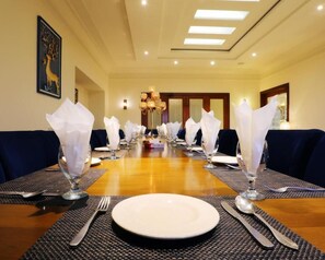 Aperto a colazione, pranzo e cena, cucina locale e internazionale