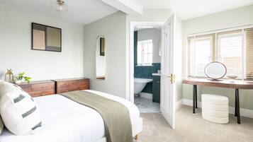 Apartment | 2 bedrooms, desk