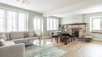 2 bedrooms, desk