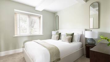 Apartment | 2 bedrooms, desk