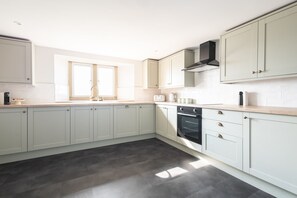 2 bedrooms, desk - Host Stay Caedmons View (Whitby)