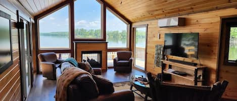 Smart-tv, een stereo, een kantoor en een computerscherm