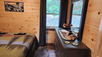 3 bedrooms, desk, WiFi, bed sheets
