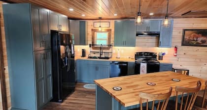 Family Friendly Lakefront Cottage, Ambajejus Lake
