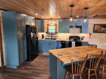 Family Friendly Lakefront Cottage, Ambajejus Lake