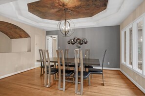 House, 5 Bedrooms | Dining