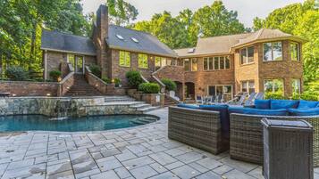 House, 5 Bedrooms | Pool