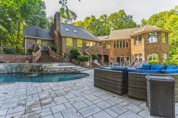 House, 5 Bedrooms | Pool - Luxurious Private Lakefront Paradise 5 Bedroom Home by RedAwning (Mooresville)