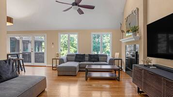 House, 5 Bedrooms | Living area | Smart TV