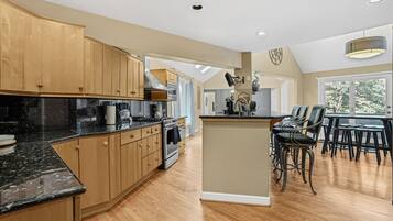 House, 5 Bedrooms | Private kitchen | Fridge, oven, stovetop, dishwasher