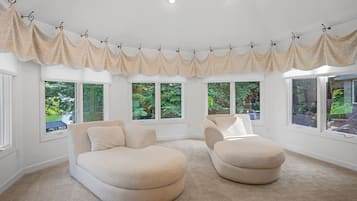 House, 5 Bedrooms | Interior