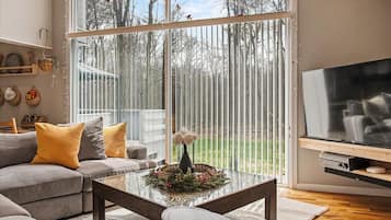 Casa de campo, 2 habitaciones | Área de sala de estar | Smart TV