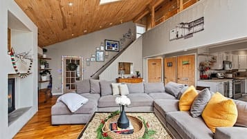 Casa de campo, 2 habitaciones | Área de sala de estar | Smart TV