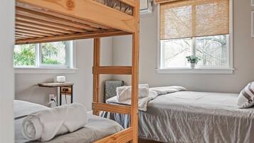 Småhus, 2 soverom | 2 soverom, skrivebord, skrivebord for bærbar PC og wi-fi (inkludert)