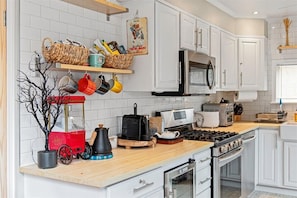Cottage, 2 Bedrooms | Private kitchen | Fridge, oven, coffee/tea maker, electric kettle