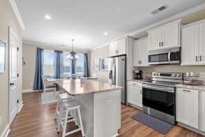 Réfrigérateur, four à micro-ondes, un four, surface de cuisson