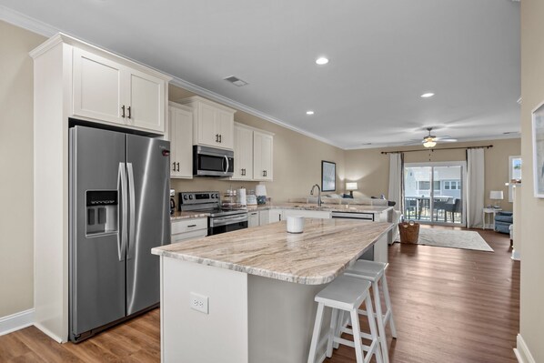 Fridge, microwave, oven, stovetop - Conch Tales fun, lakeside retreat in amenity filled Beau Coast. New rental! (Beaufort)
