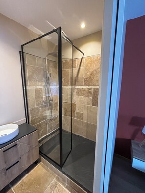 Een douche, een haardroger, handdoeken, zeep
