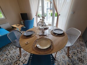 Dining - The Blue Tit (Ognes)