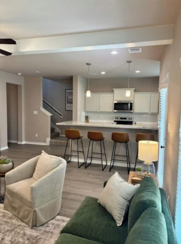Smart TV - Newly constructed 3 BDR townhome 5 min to Kyle Field and campus (College Station)