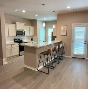 Private kitchen - Newly constructed 3 BDR townhome 5 min to Kyle Field and campus (College Station)