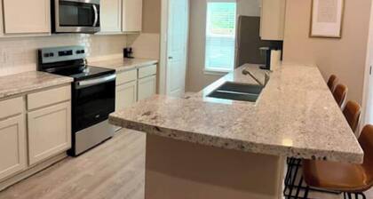 Newly constructed 3 BDR townhome 5 min to Kyle Field and campus