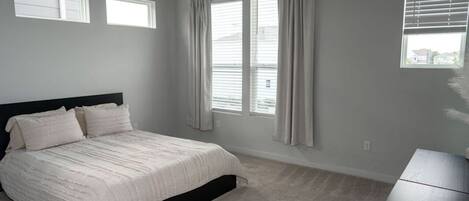 3 室のベッドルーム、デスク、アイロン / アイロン台、WiFi (無料)