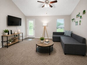 TV - UIC / Med District 2BR | Pool & Parking (Sherman)