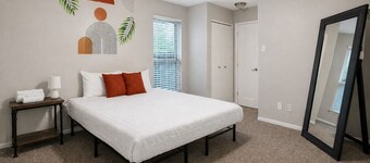 UIC / Med District 2BR | Pool & Parking