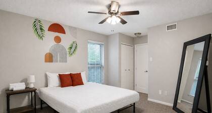 UIC / Med District 2BR | Pool & Parking