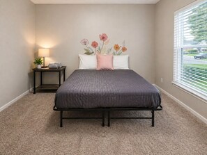 2 bedrooms, desk, iron/ironing board, free WiFi - UIC / Med District 2BR | Pool & Parking (Sherman)