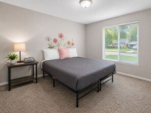 2 bedrooms, desk, iron/ironing board, free WiFi - UIC / Med District 2BR | Pool & Parking (Sherman)