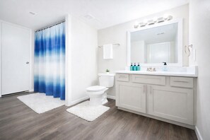 Serviettes fournies, savon, shampoing, papier toilette