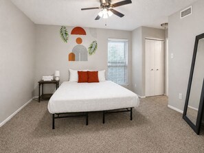 2 habitaciones, escritorio, tabla de planchar con plancha y wifi gratis 