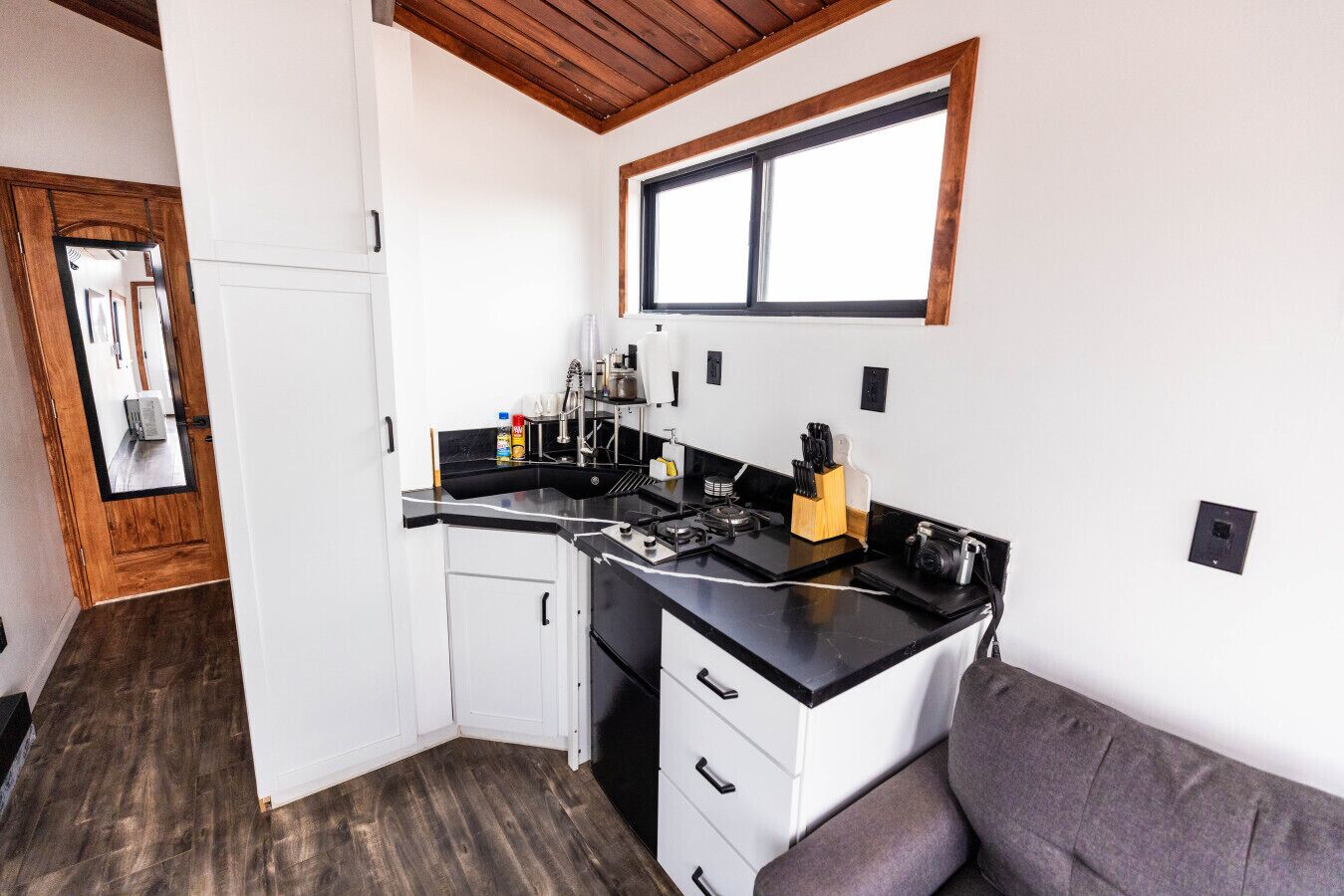 Refrigerador, parrilla de estufa y cafetera y tetera 