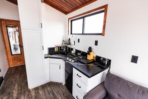 Fridge, stovetop, coffee/tea maker, cookware/dishes/utensils - Grand Canyon Stargazing Off-Grid Tiny Home (Williams)