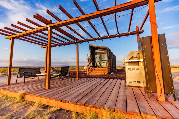 Outdoor dining - Grand Canyon Stargazing Off-Grid Tiny Home (Williams)